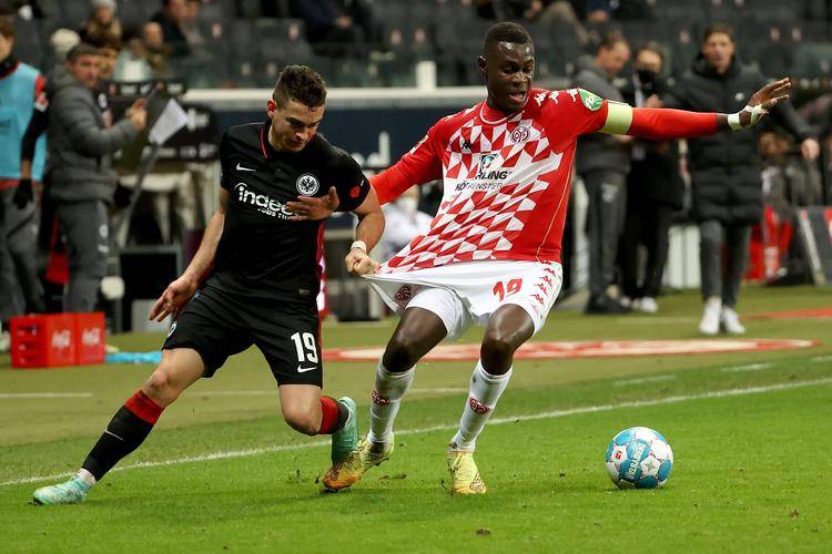 转会期法兰克福备战荷甲;远射贴柱细节曝光;态度坚定;资深球员宣示担当 转会期法兰克福备战荷甲;远射贴柱细节曝光;态度坚定;资深球员宣示担当