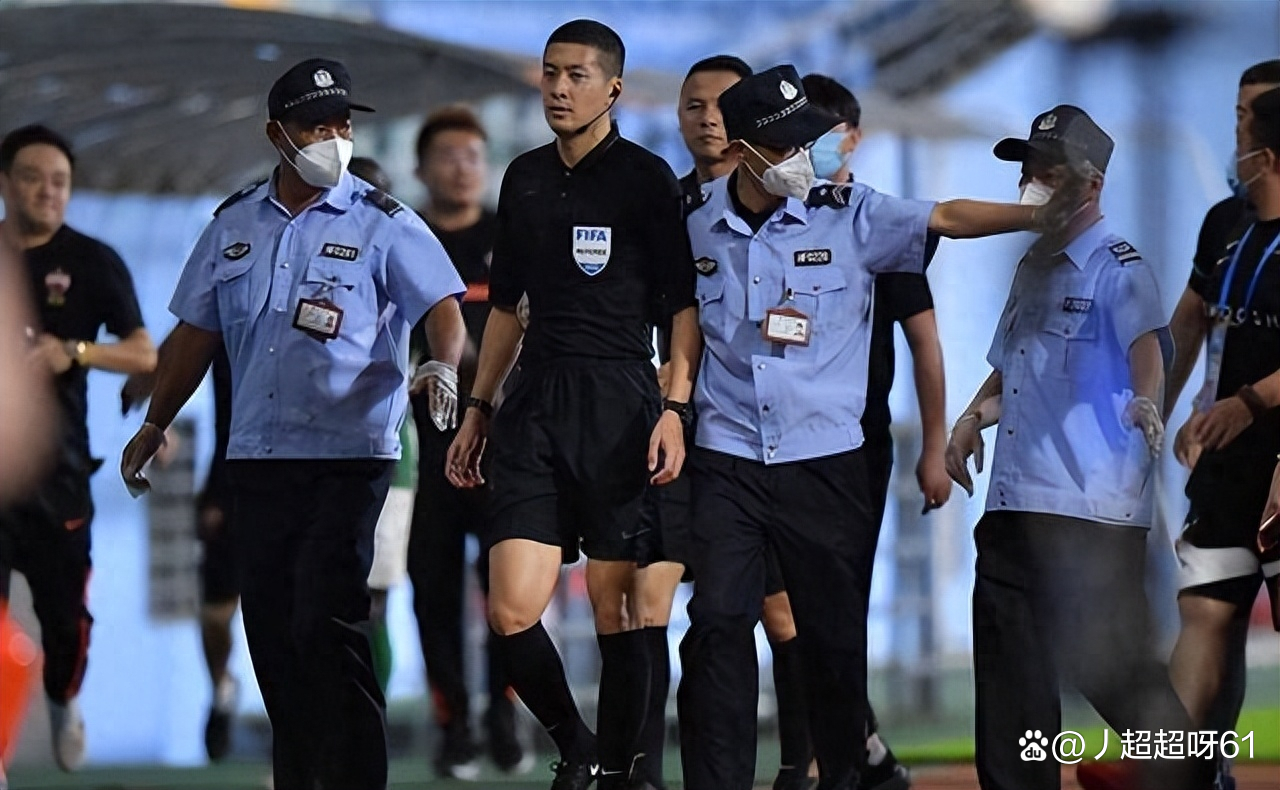 荷甲赛程吃紧，那不勒斯窗口期再遭质疑，球迷炸锅，赛程密集仍需轮换(那不勒斯足球俱乐部)