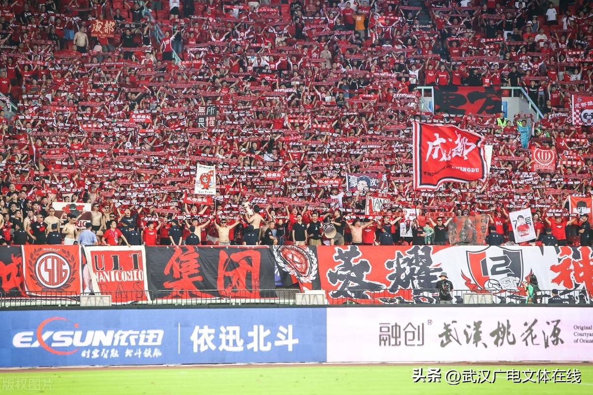  武汉三镇训练开放日；加时末段调整名单引欢呼；社区盾在即；身体对抗强度拉满